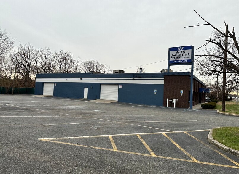More Photos Of 39-47 Industrial Ave, Hasbrouck Heights Warehouse For Lease