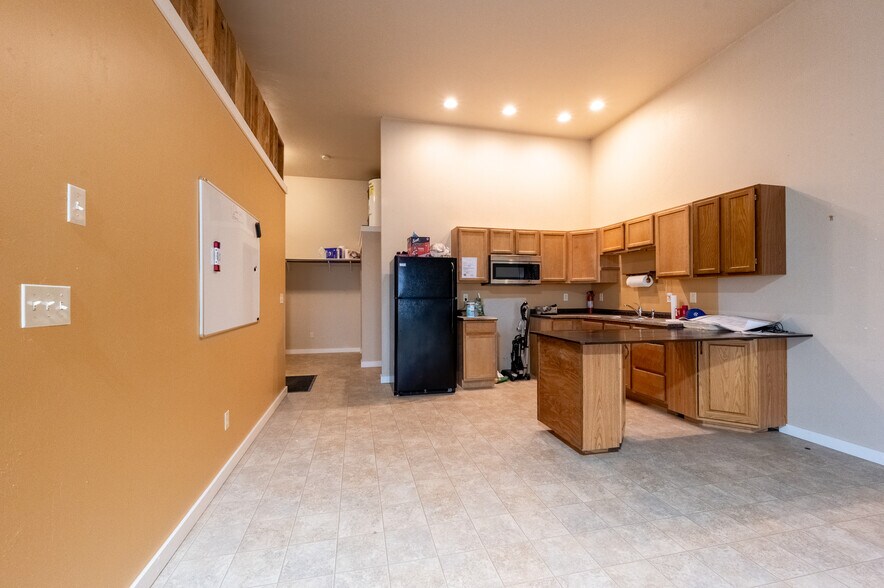 More Photos Of 211 Jetway Dr, Belgrade Flex For Sale