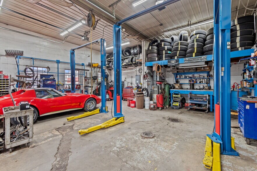 More Photos Of 1001-1003 Calumet Ave, Valparaiso Auto Repair For Sale