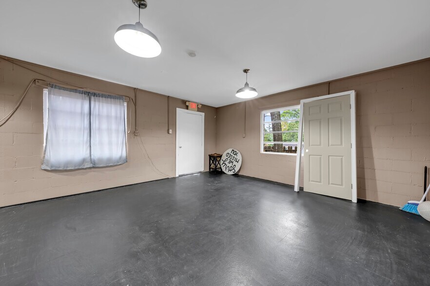 More Photos Of 462 N Section St, Fairhope General Retail For Sale