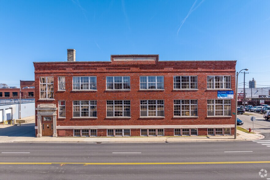 More Photos Of 120 E Mineral St, Milwaukee Office For Sale