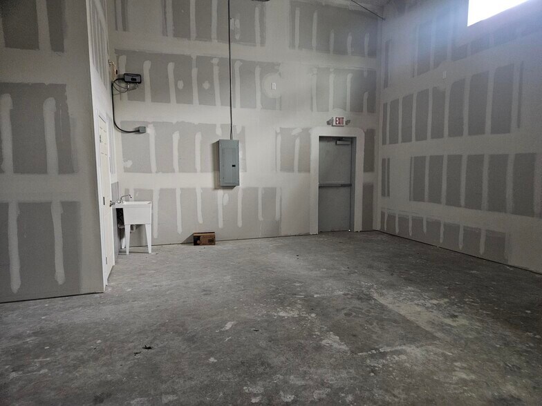 More Photos Of 1013 Brazos St, Rosenberg Specialty For Lease