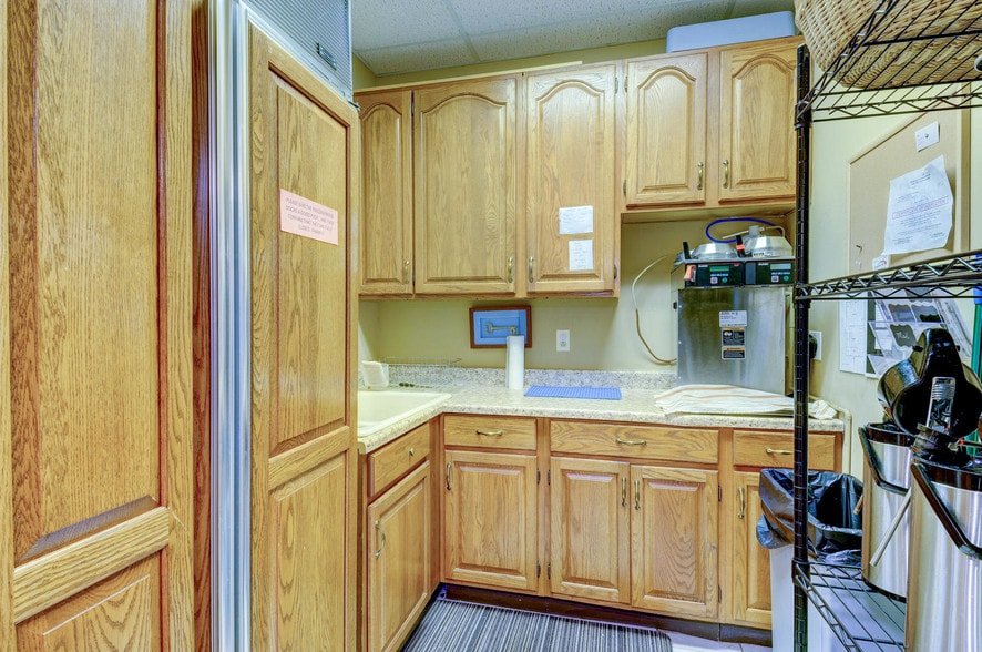 More Photos Of 60 E Hanover Ave, Morris Plains Showroom For Sale