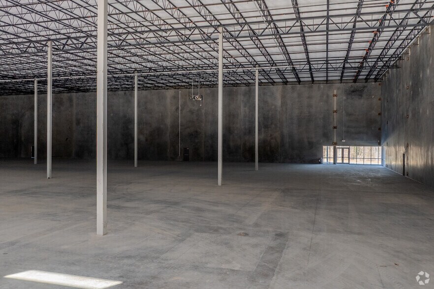 More Photos Of 560 Hinton Oaks Blvd, Knightdale Warehouse For Lease