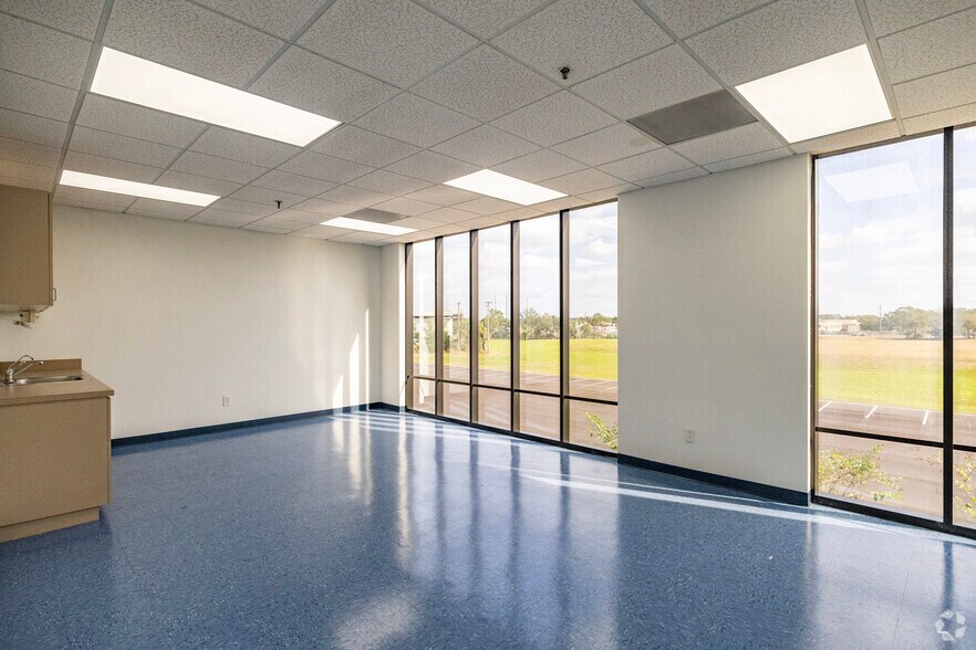 More Photos Of 6708 Harney Rd, Tampa Distribution For Lease