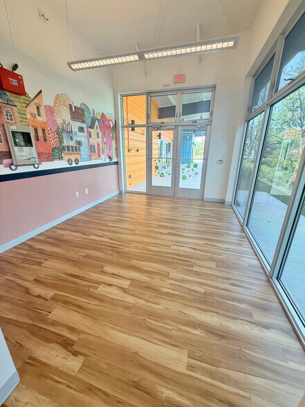More Photos Of 6051 Bayshore Dr, Naples Daycare Center For Lease