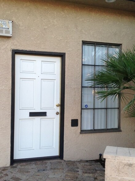 More Photos Of 7841 Foothill Blvd, Sunland Storefront Retail Residential For Lease