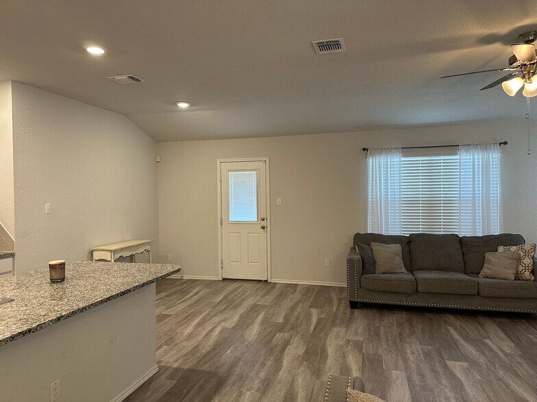 More Photos Of 104 Green Jay Dr, Jarrell Specialty For Sale