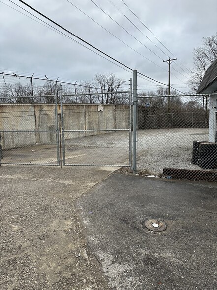 More Photos Of 686 Montgomery Ave, Lexington General Retail For Sale