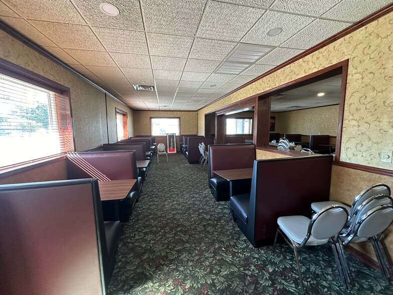More Photos Of 102 E Park St, Taylorville Freestanding For Sale
