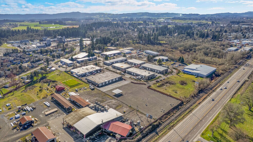 More Photos Of 2630 SE 39th Loop, Hillsboro Warehouse For Lease