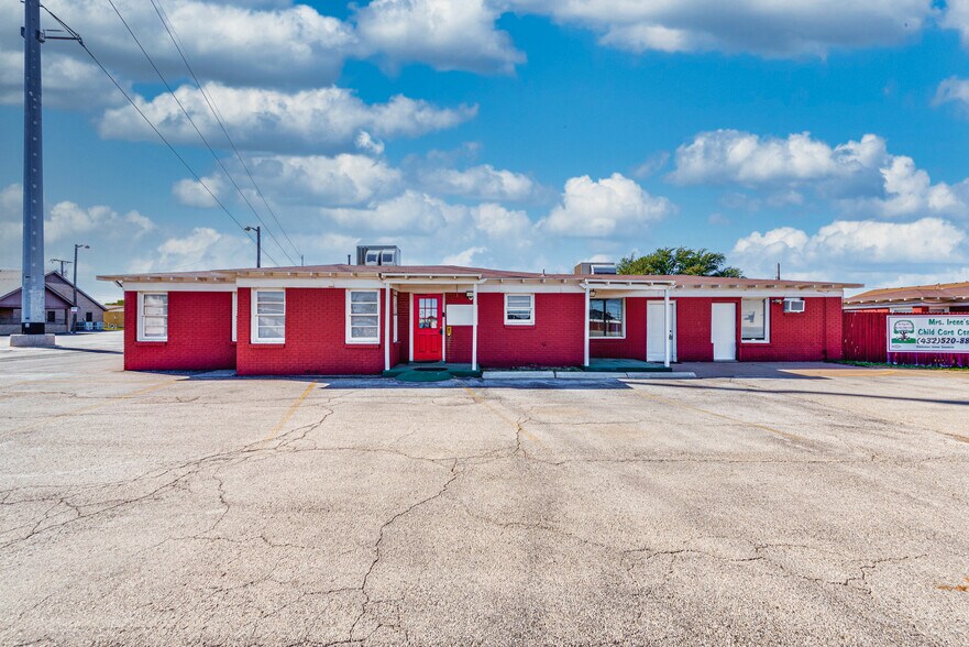 More Photos Of 1005 Austin St, Midland Storefront For Sale