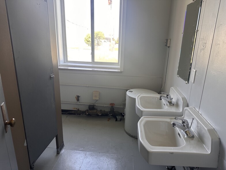 More Photos Of 2655 Buchanan Ave SW, Grand Rapids Truck Terminal For Lease