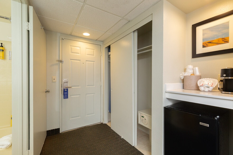 More Photos Of 74695 Highway 111, Palm Desert Hotel For Sale