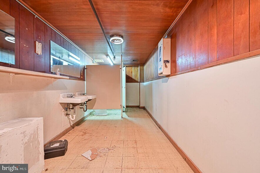 More Photos Of 13 N East Blvd, Vineland Flex For Lease