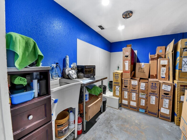 More Photos Of 118 S Main St, Weatherford Storefront Retail Office For Sale