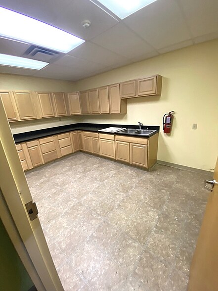 More Photos Of 109 Platinum Dr, Bridgeport Office For Lease