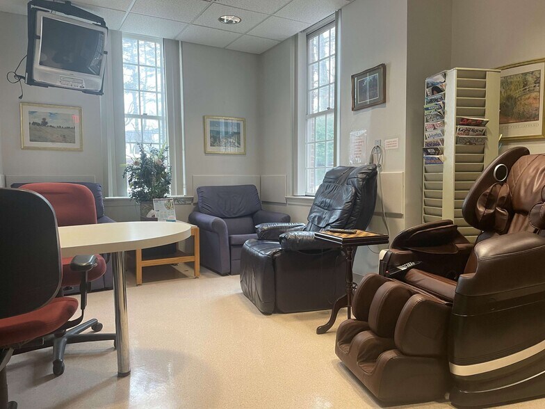 More Photos Of 110 Chesley Dr, Media Office For Sale