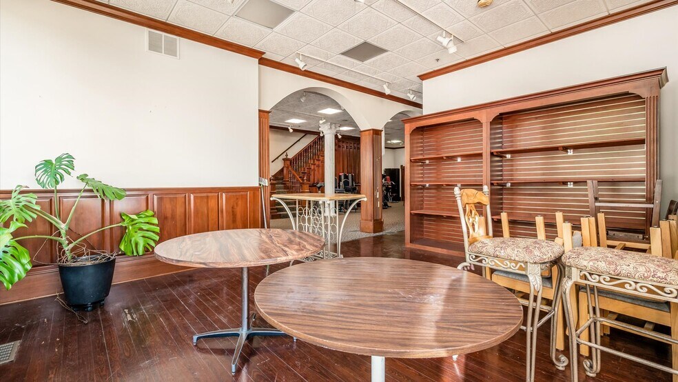 More Photos Of 701 Main St, Dresden Storefront For Lease