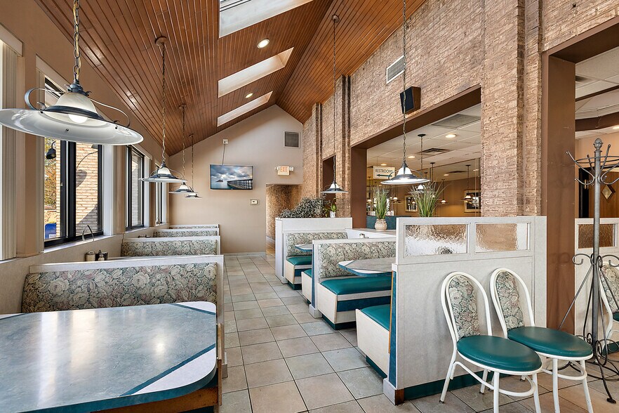 More Photos Of 37116 S Groesbeck Hwy, Clinton Township Restaurant For Sale