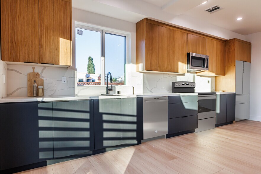 More Photos Of 1656 S Hayworth Ave, Los Angeles Multifamily For Sale