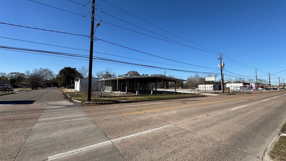 More Photos Of 1801 N Main St, Baytown Flex For Sale