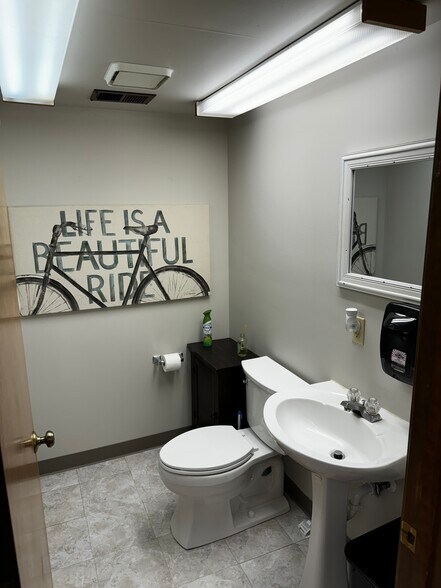 More Photos Of 4228 S Hocker Dr, Independence Office For Sale