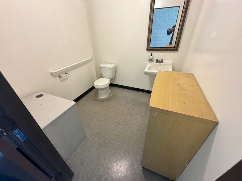 More Photos Of 1326 S Main St, Los Angeles Storefront Retail Office For Lease