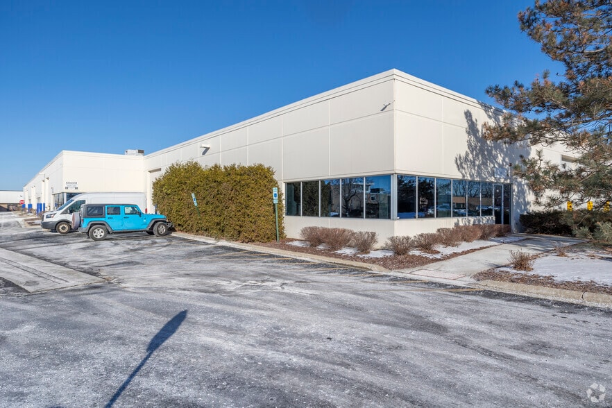 More Photos Of 351-425 Country Club Dr, Bensenville Warehouse For Lease