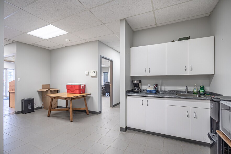 More Photos Of 6006 53 Av, Lloydminster Warehouse For Sale