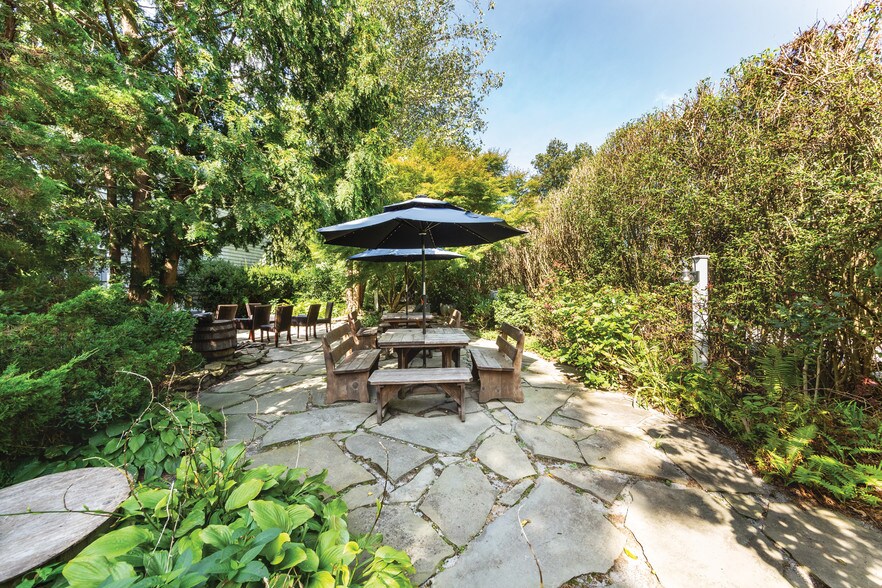 More Photos Of 31 N Main St, East Hampton Hospitality For Sale