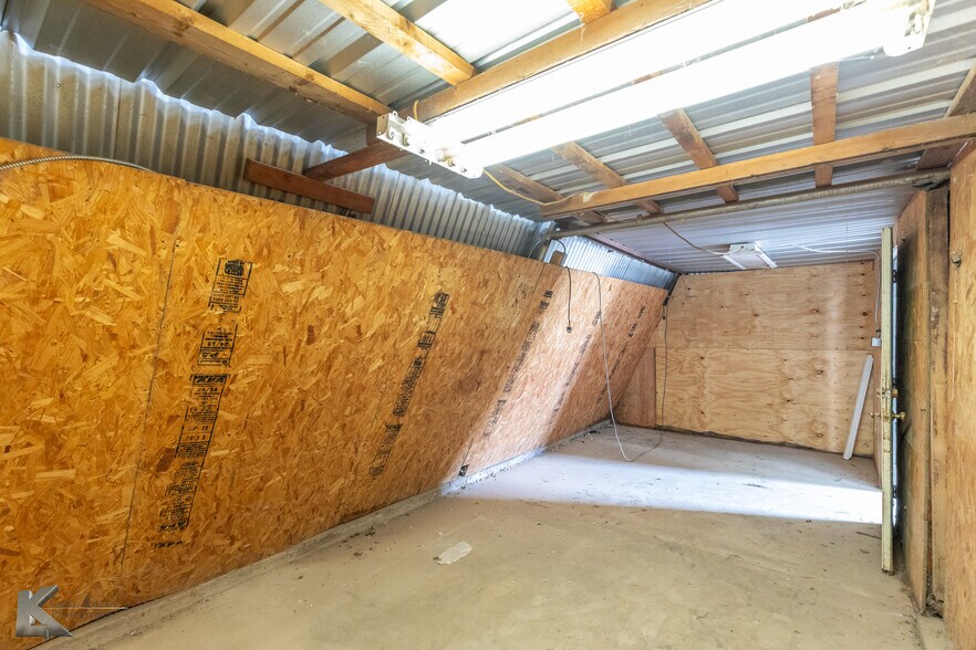 More Photos Of 2424 Oak St, Abilene Warehouse For Sale