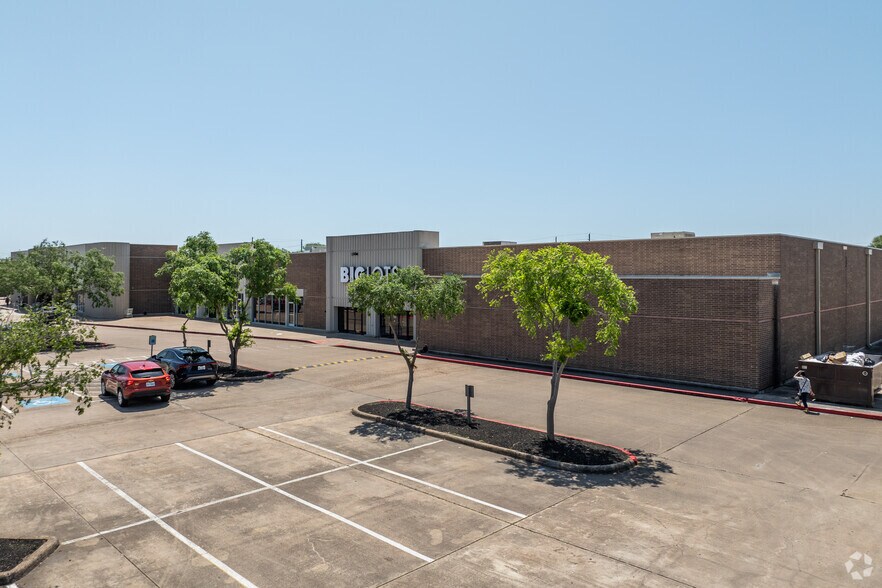 More Photos Of 3412 Highway 6, Sugar Land Storefront For Lease