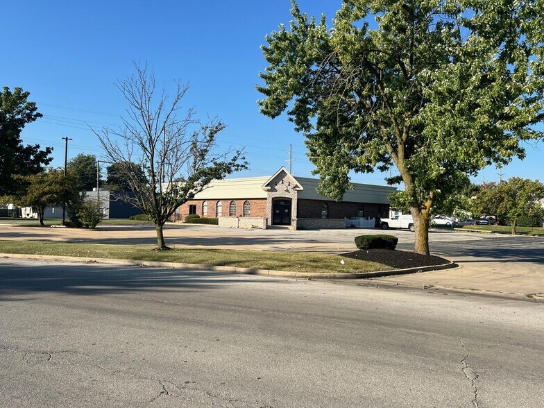 Primary Photo Of 435 E North St, Bradley Bank For Lease