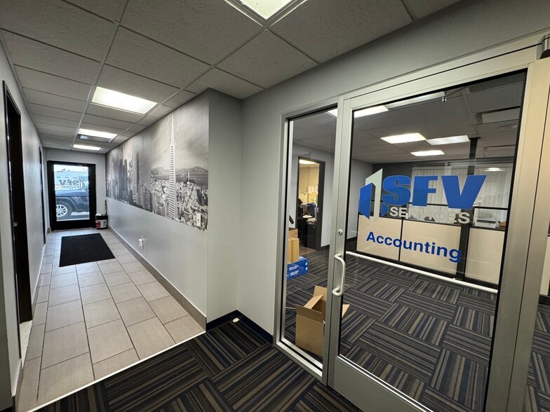 More Photos Of 25550 Grand River Ave, Redford Warehouse For Lease