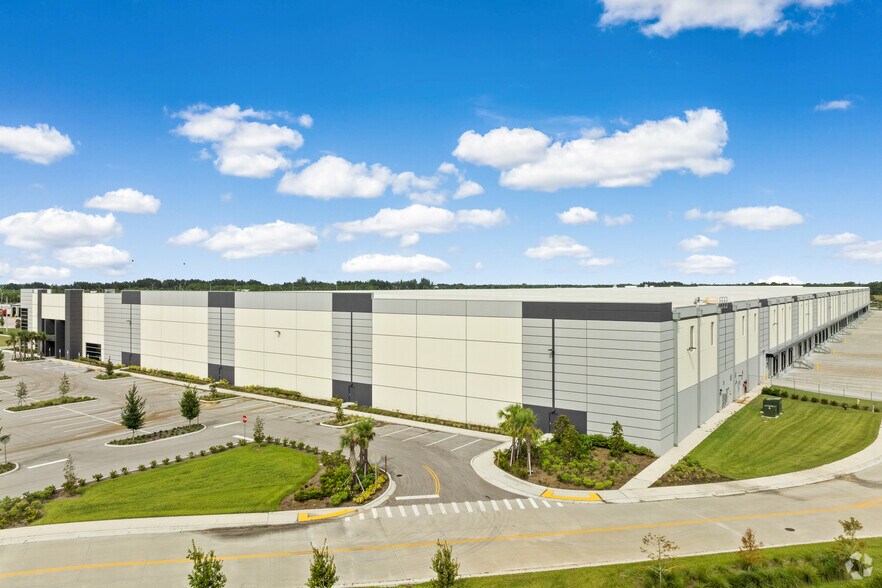 More Photos Of 700 S Kings Hwy, Fort Pierce Distribution For Lease