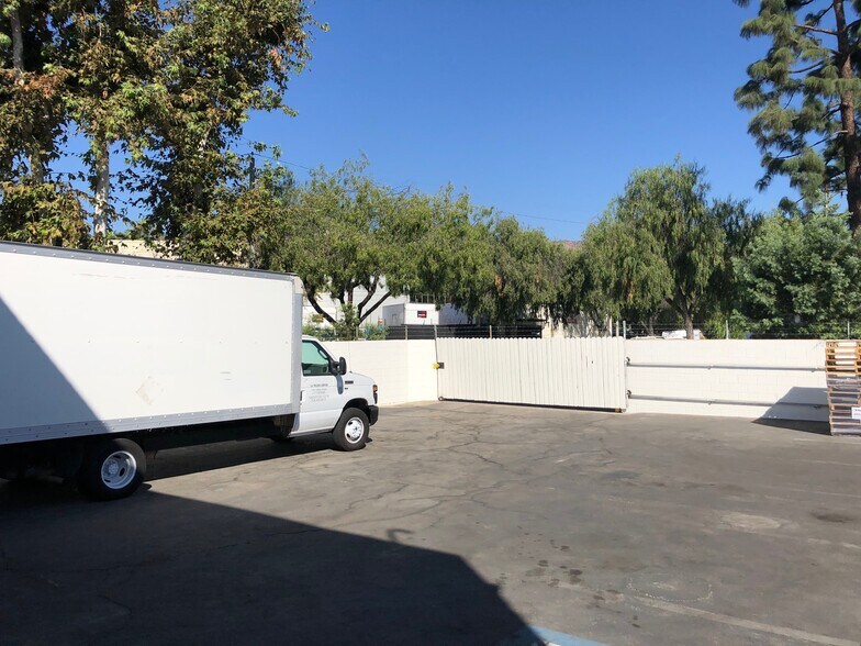 More Photos Of 2636 N Ontario St, Burbank Warehouse For Lease