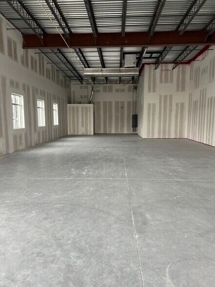 More Photos Of 2508 – 2516 Jacks Rd, Davenport Storefront Retail Office For Lease