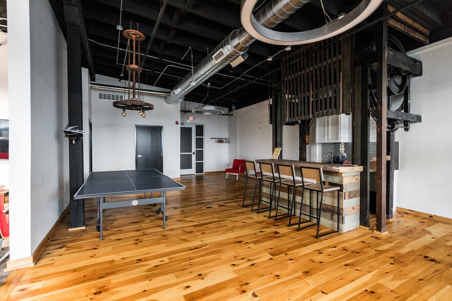 More Photos Of 2362 Russell St, Detroit Storefront Retail Office For Lease