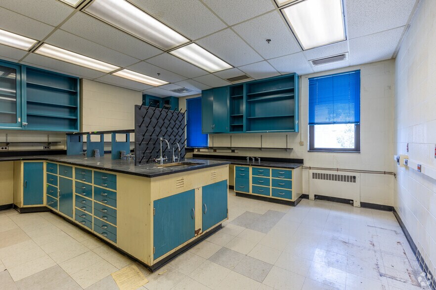 More Photos Of 110 E Warren Ave, Detroit Medical For Lease