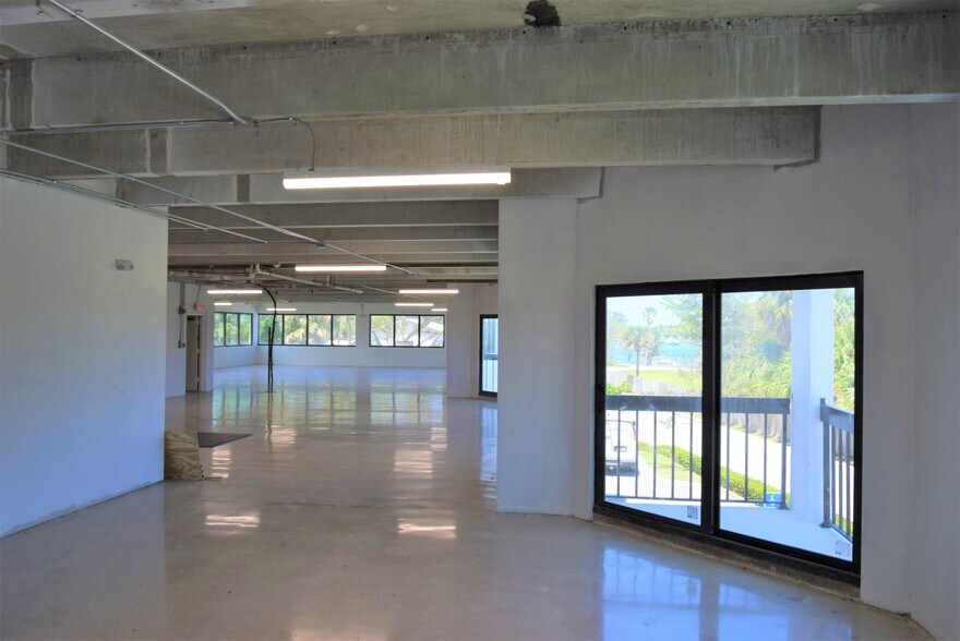 More Photos Of 1016 Clemons St, Jupiter Office For Lease