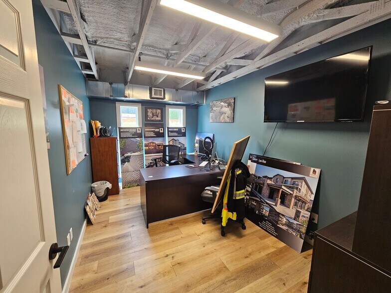 More Photos Of 1305 Industrial Rd, West Kelowna Warehouse For Lease