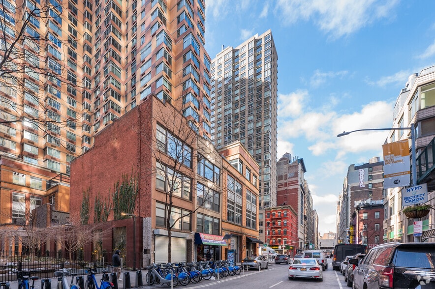 More Photos Of 50 W 27th St, New York Storefront Retail Office For Sale