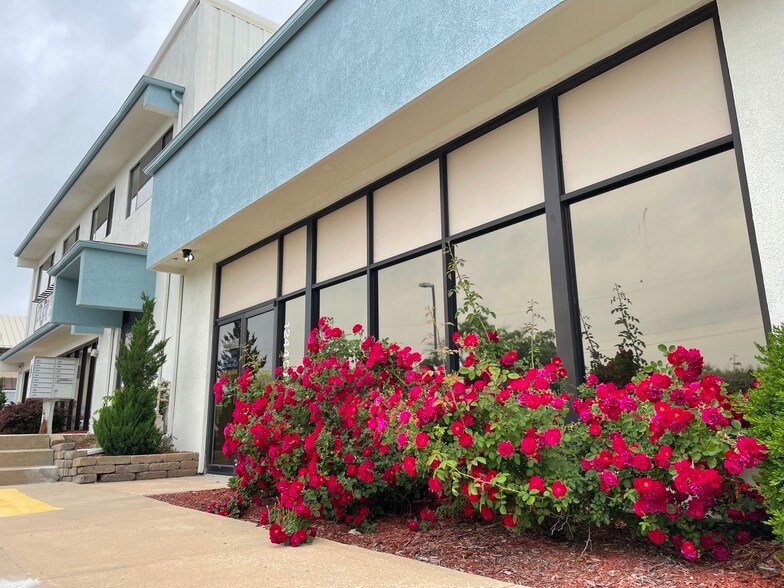 More Photos Of 12400-12460 W 62nd Ter, Shawnee Storefront Retail Office For Lease