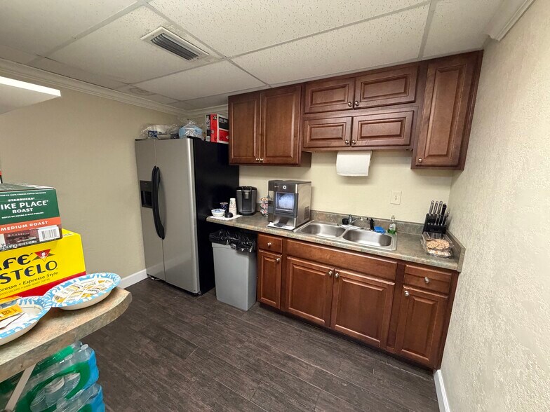 More Photos Of 1302 W Busch Blvd, Tampa Office For Sale