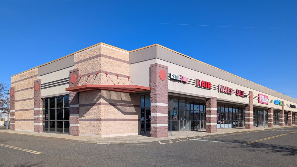 More Photos Of 100-200 Universal Dr N, North Haven Unknown For Lease