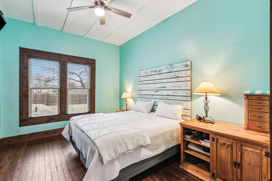 More Photos Of 512 N Travis St, Granbury Hospitality For Sale