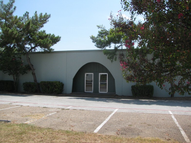 More Photos Of 1507 Central Park Dr, Hurst Warehouse For Lease
