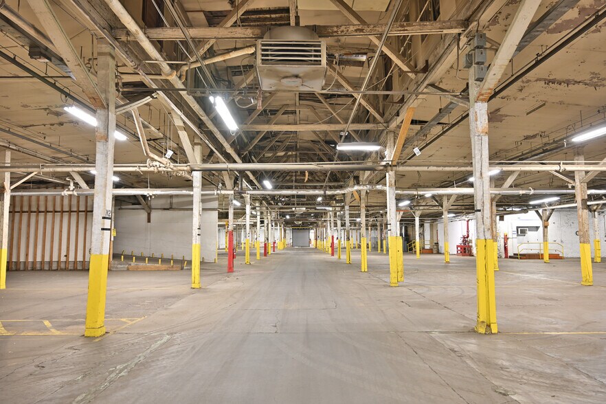 More Photos Of 202 Spaulding St, Dowagiac Distribution For Lease