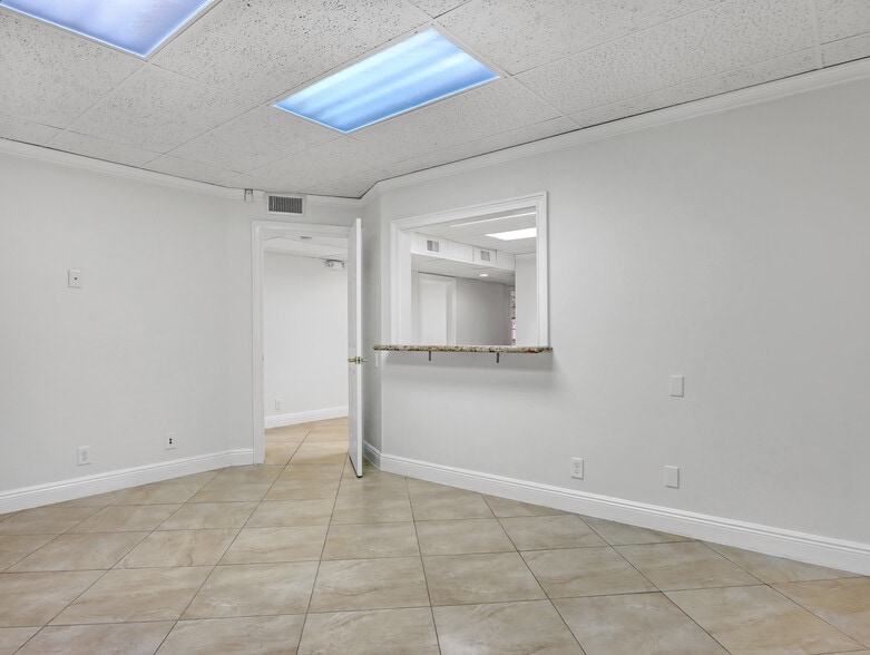 More Photos Of 1920 Palm Beach Lakes Blvd, West Palm Beach Medical For Sale